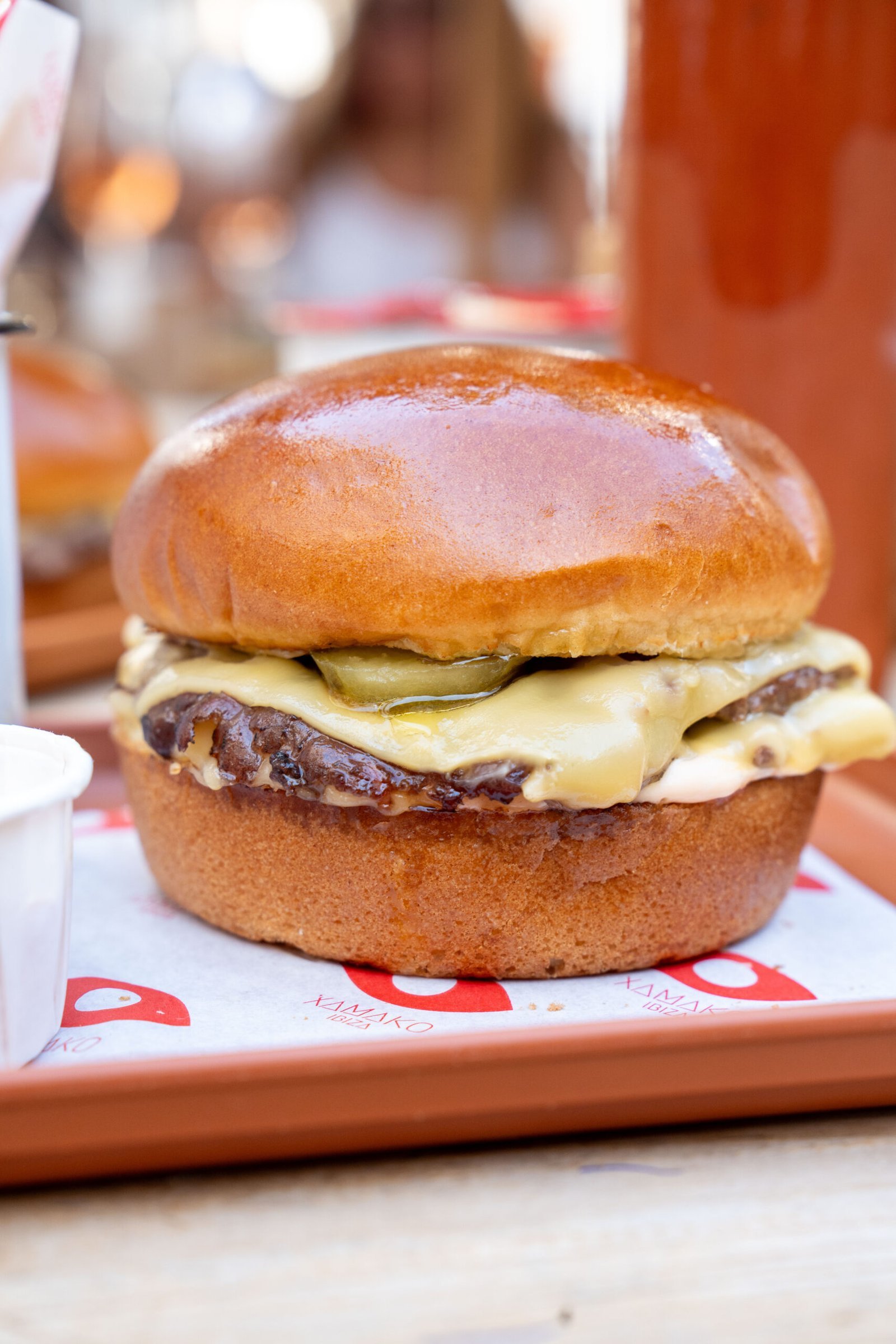 Burger clásica con doble queso y cebolla caramelizada
