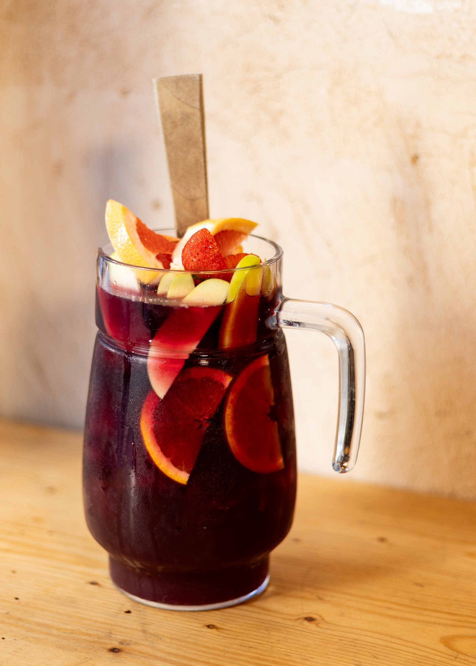 Jarra de sangría de vino tinto servida con hielo